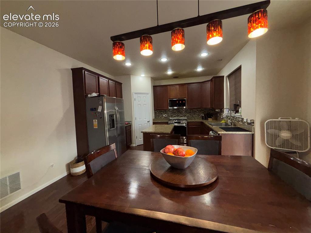 Image 14 of 42: Dining Area