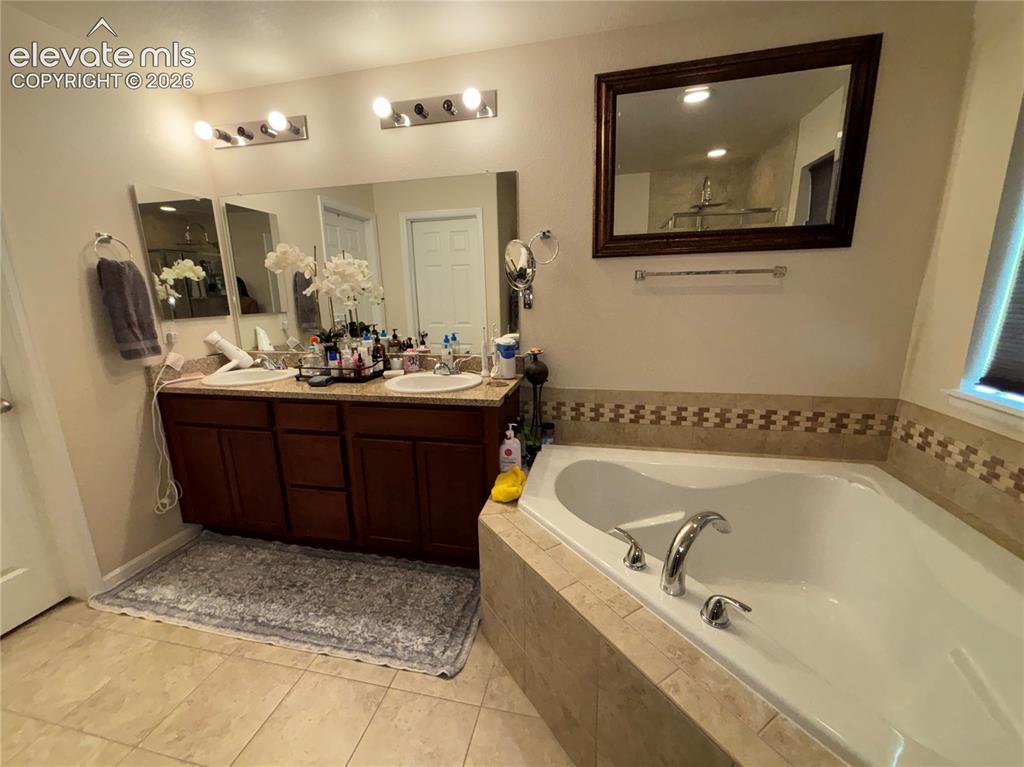 Image 28 of 42: Bathroom