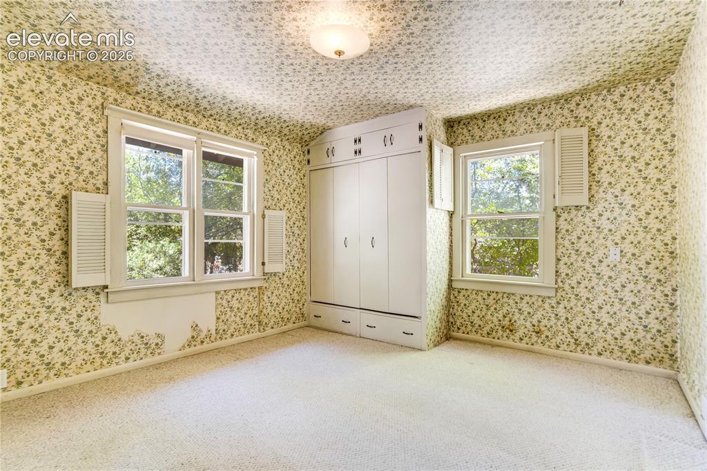 Image 10 of 20: Bedroom