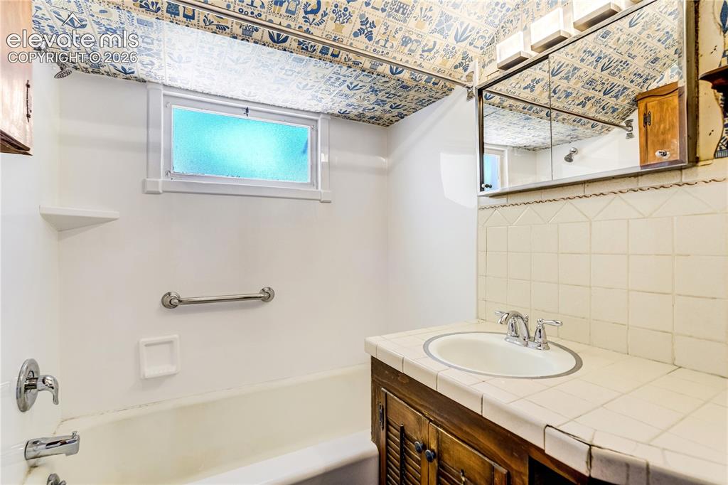 Image 12 of 20: Bathroom