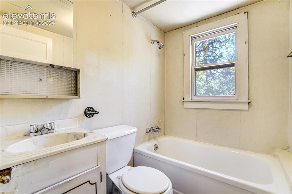 Image 14 of 20: Bathroom
