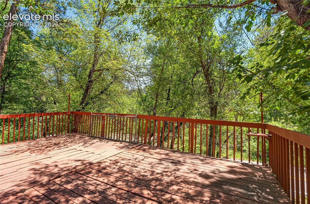Image 17 of 20: Deck