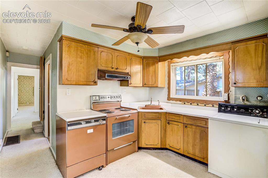 Image 4 of 20: Kitchen