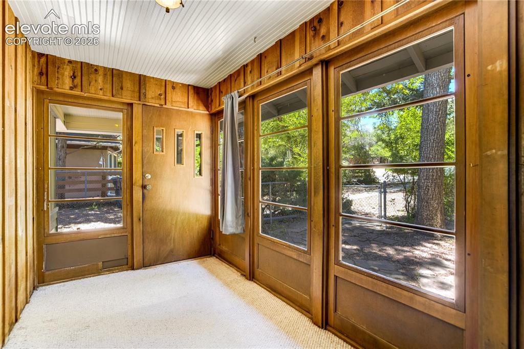 Image 8 of 20: Enclosed Patio / Entry