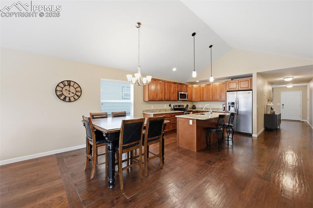 Image 18 of 36: Dining Area