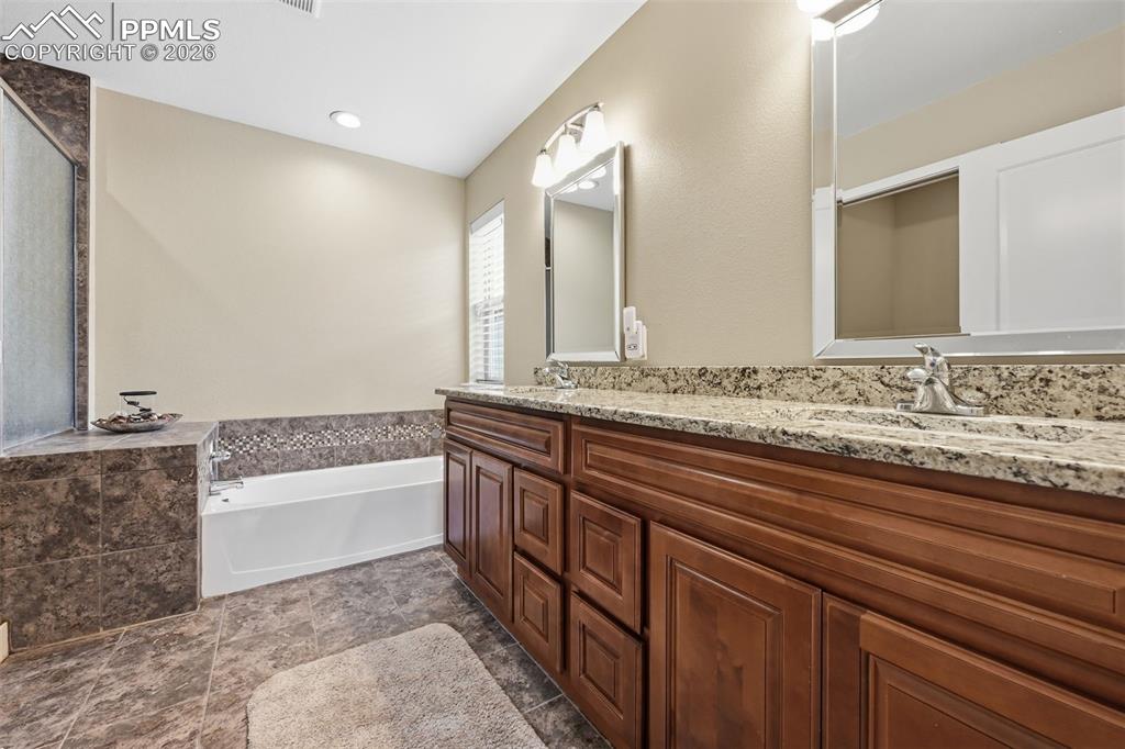 Image 22 of 36: Bathroom