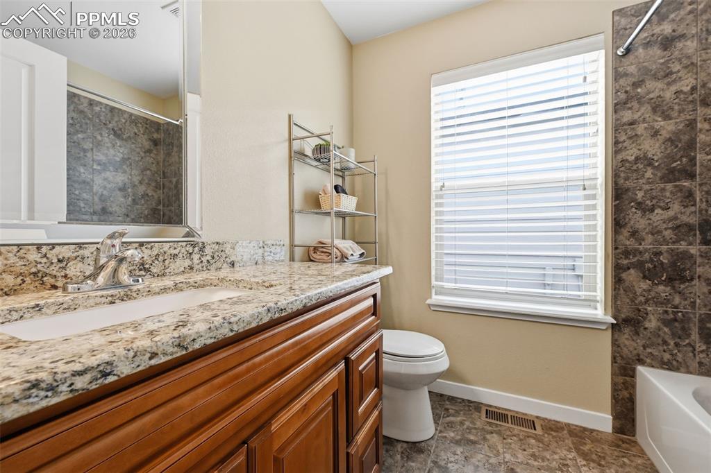 Image 27 of 36: Bathroom