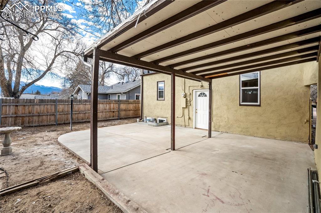 Image 26 of 28: Covered Patio perfect for summer bbq