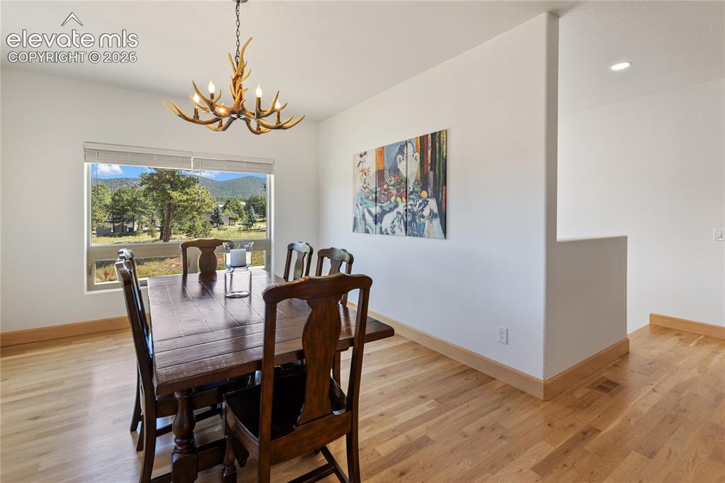 Image 17 of 48: Dining Area