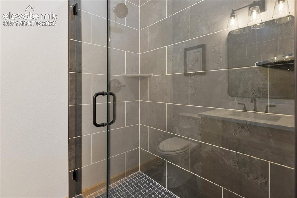 Image 32 of 48: Bathroom