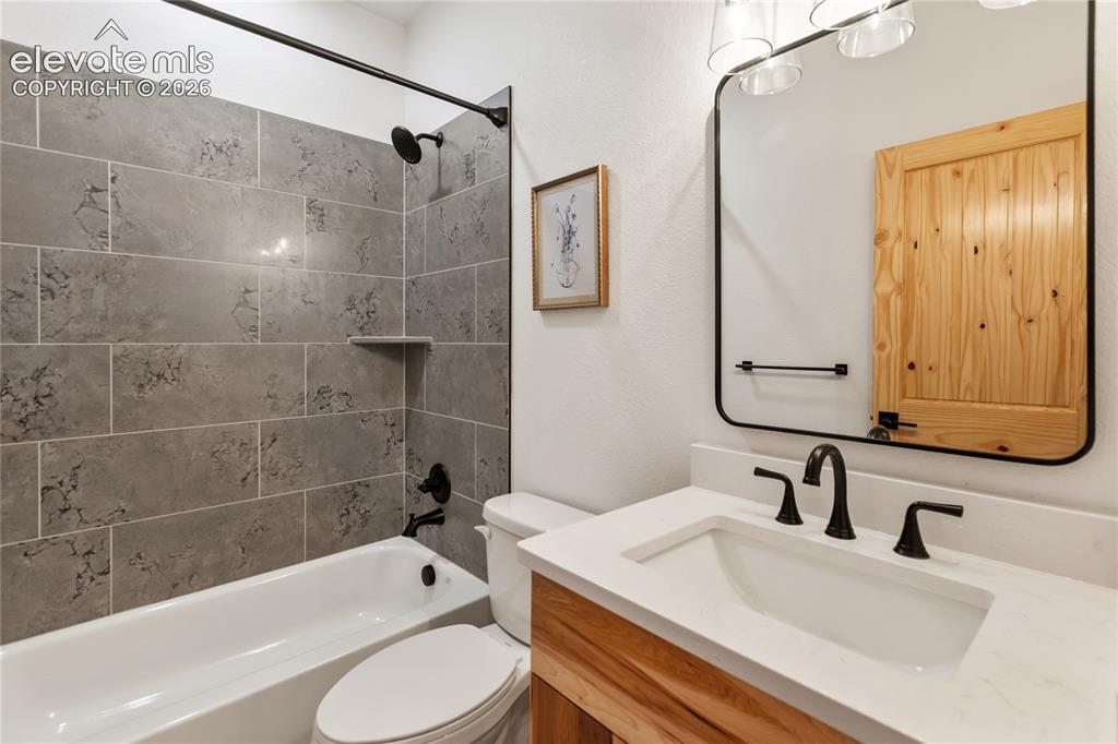 Image 37 of 48: Bathroom