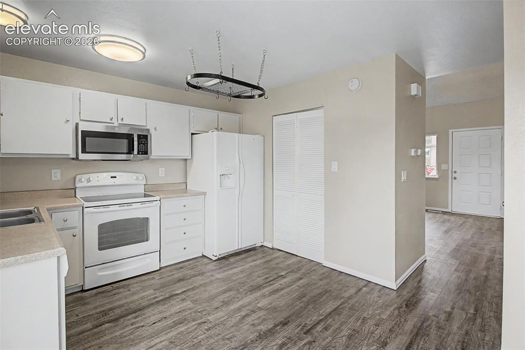 Image 12 of 26: Kitchen