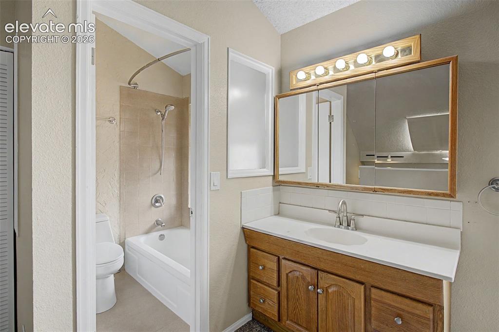 Image 22 of 26: Bathroom