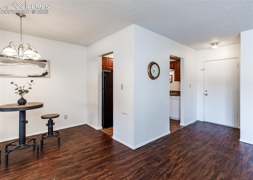 Image 13 of 45: Dining Area