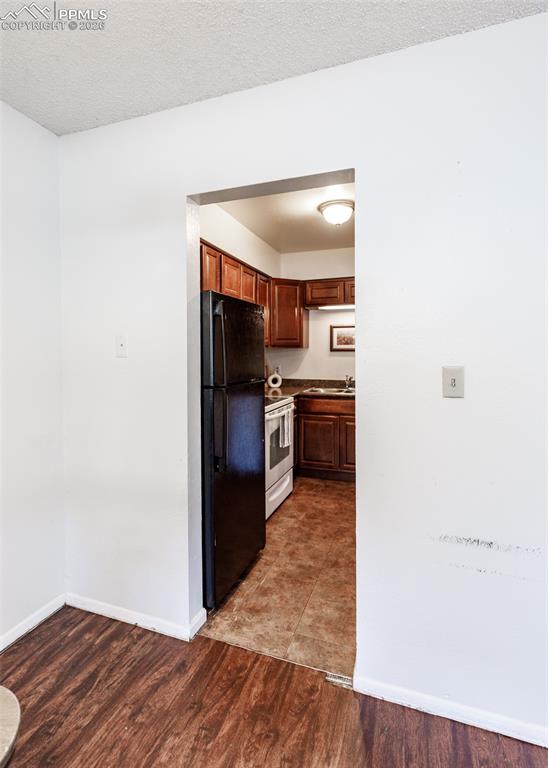 Image 14 of 45: Kitchen