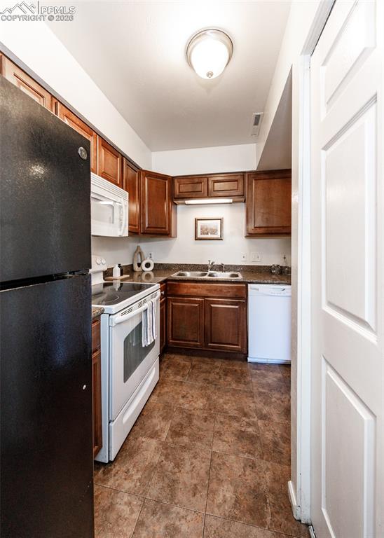 Image 15 of 45: Kitchen