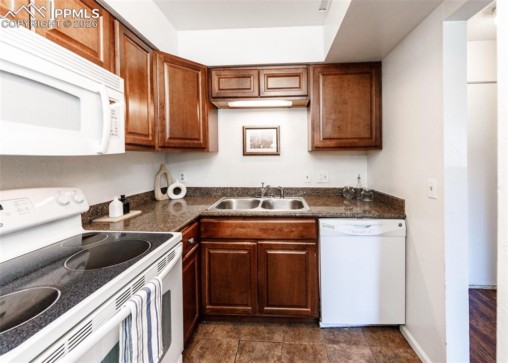 Image 16 of 45: Kitchen