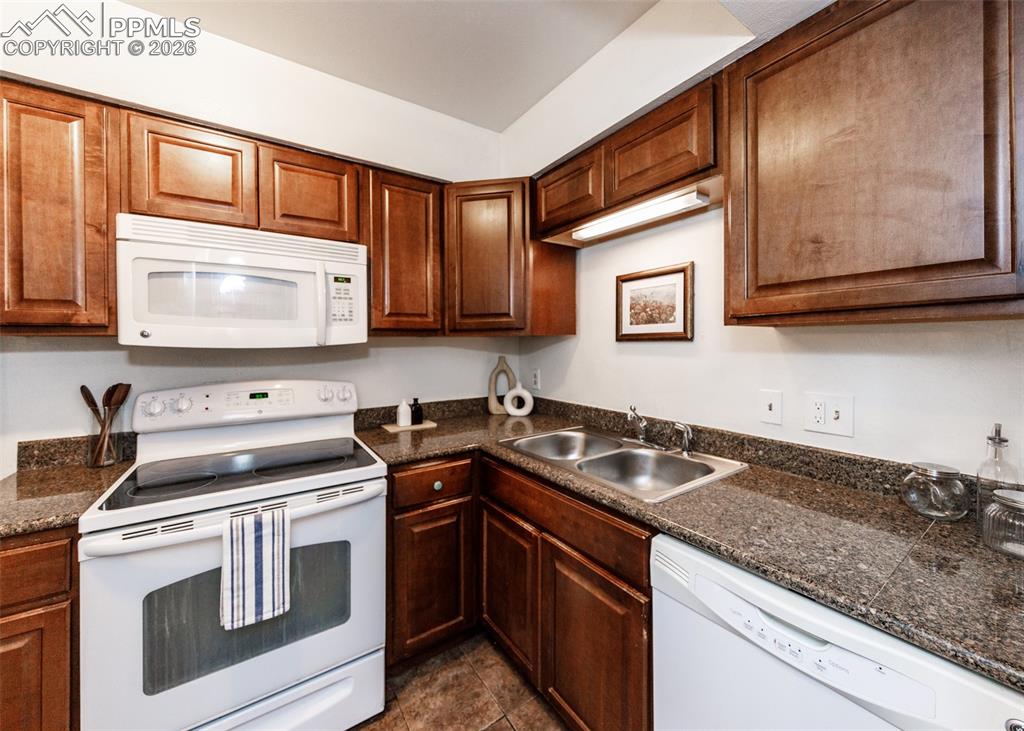 Image 17 of 45: Kitchen