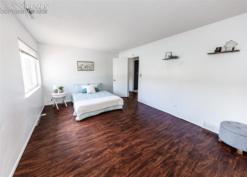 Image 22 of 45: Bedroom