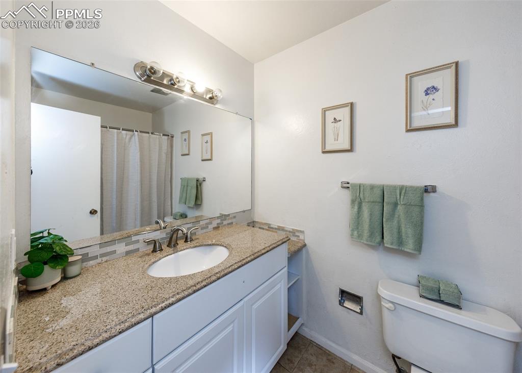 Image 25 of 45: Bathroom