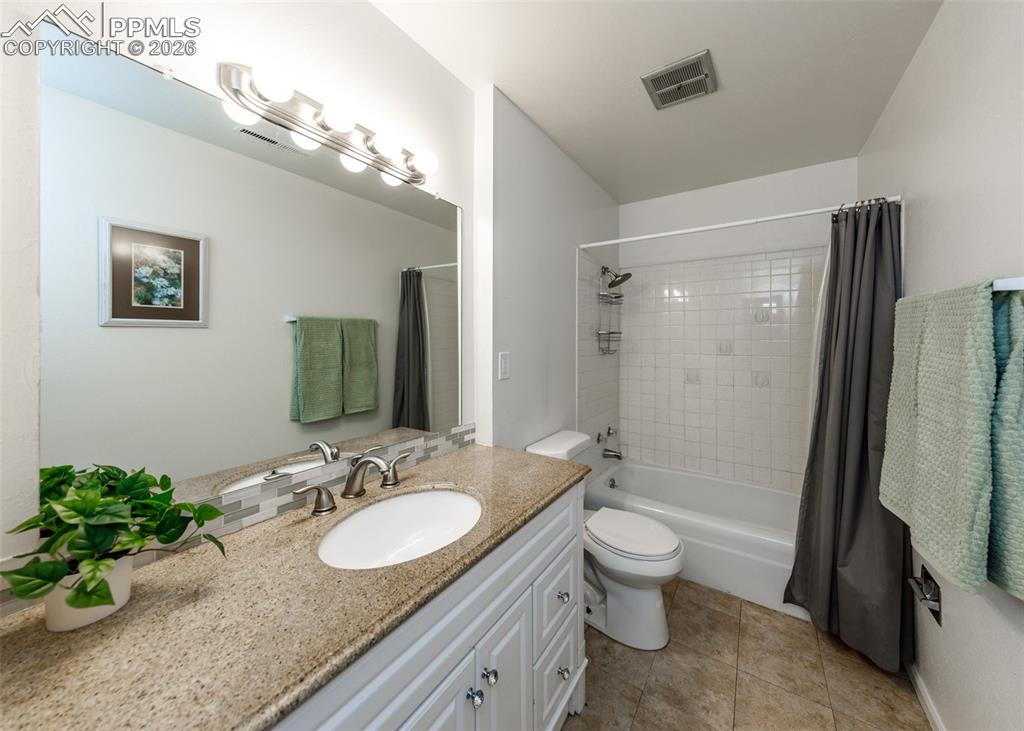 Image 31 of 45: Bathroom