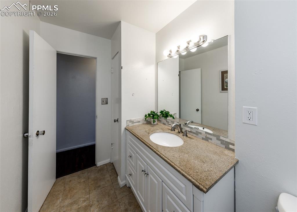 Image 32 of 45: Bathroom