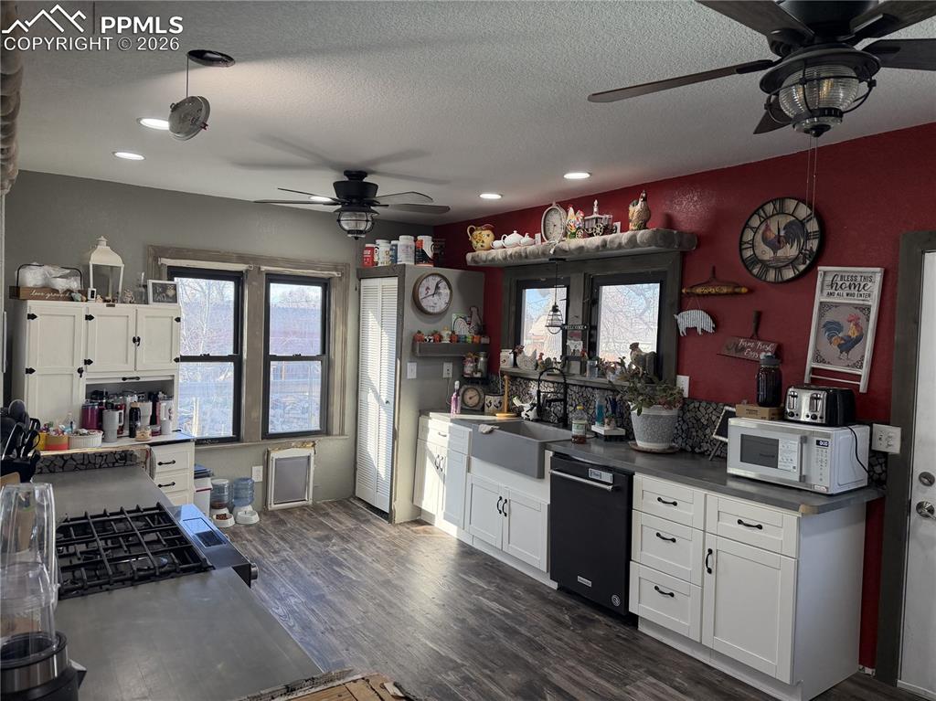 Image 6 of 10: Kitchen