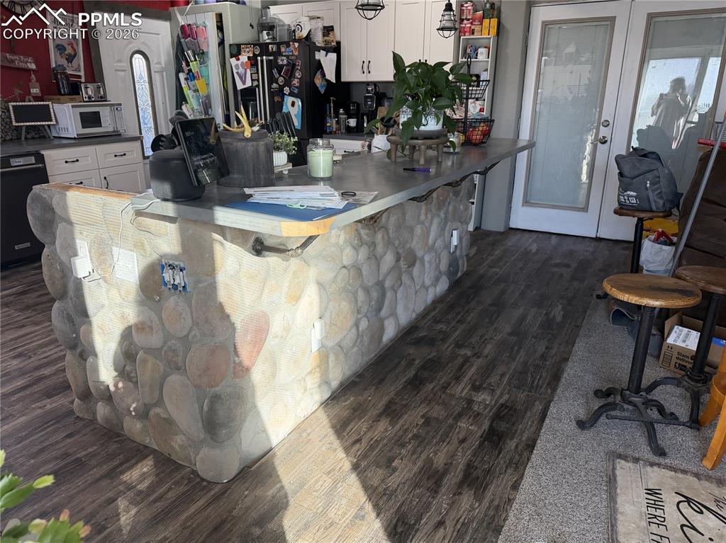 Image 7 of 10: Kitchen