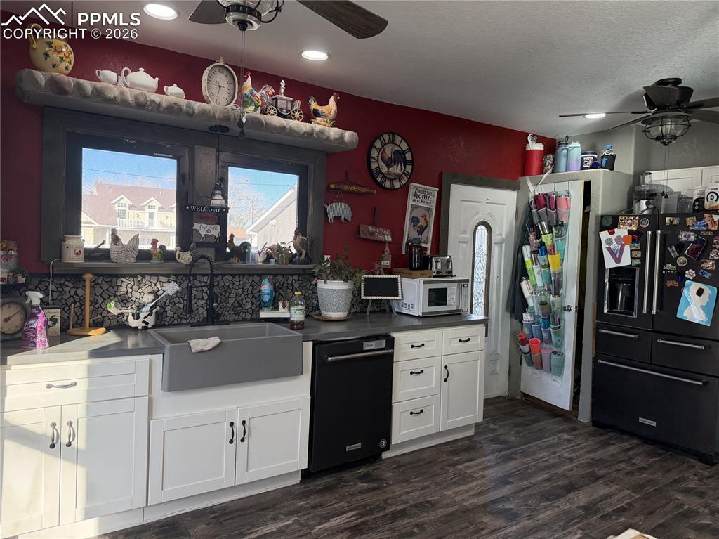 Image 9 of 10: Kitchen