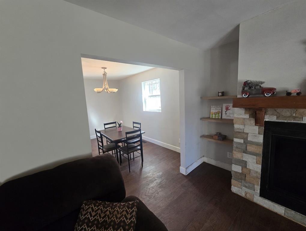 Image 10 of 19: Dining Area