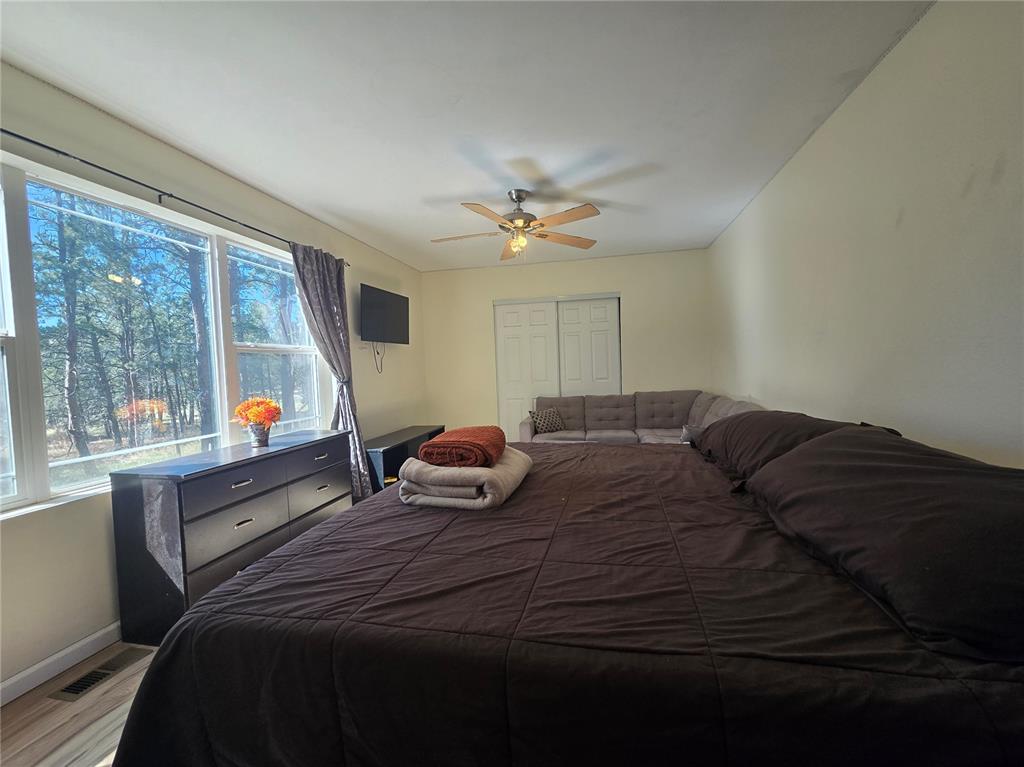 Image 16 of 19: Bedroom