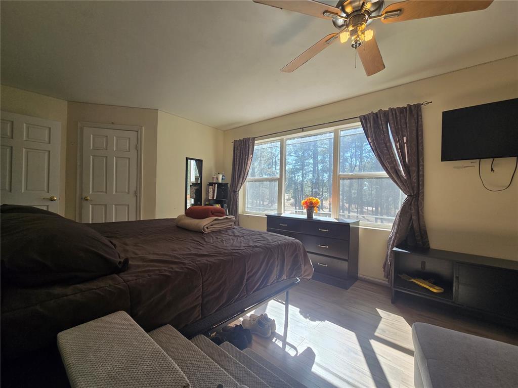 Image 17 of 19: Bedroom