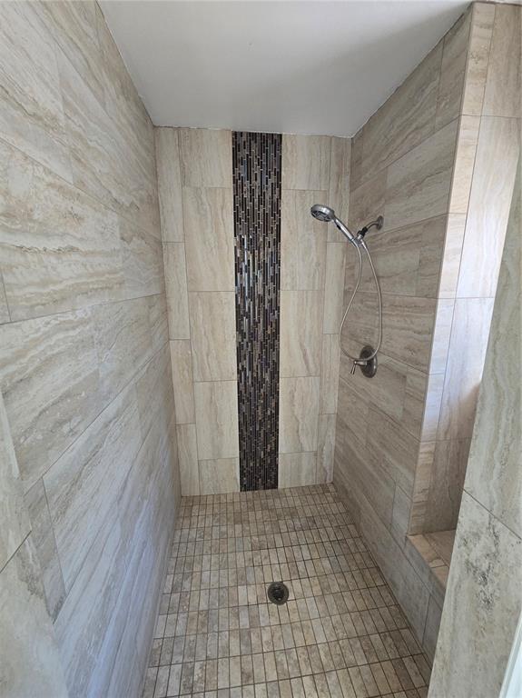 Image 18 of 19: Bathroom