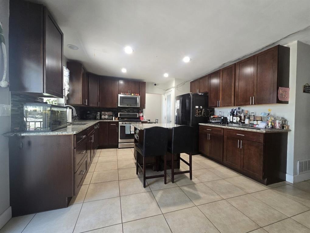 Image 3 of 19: Kitchen