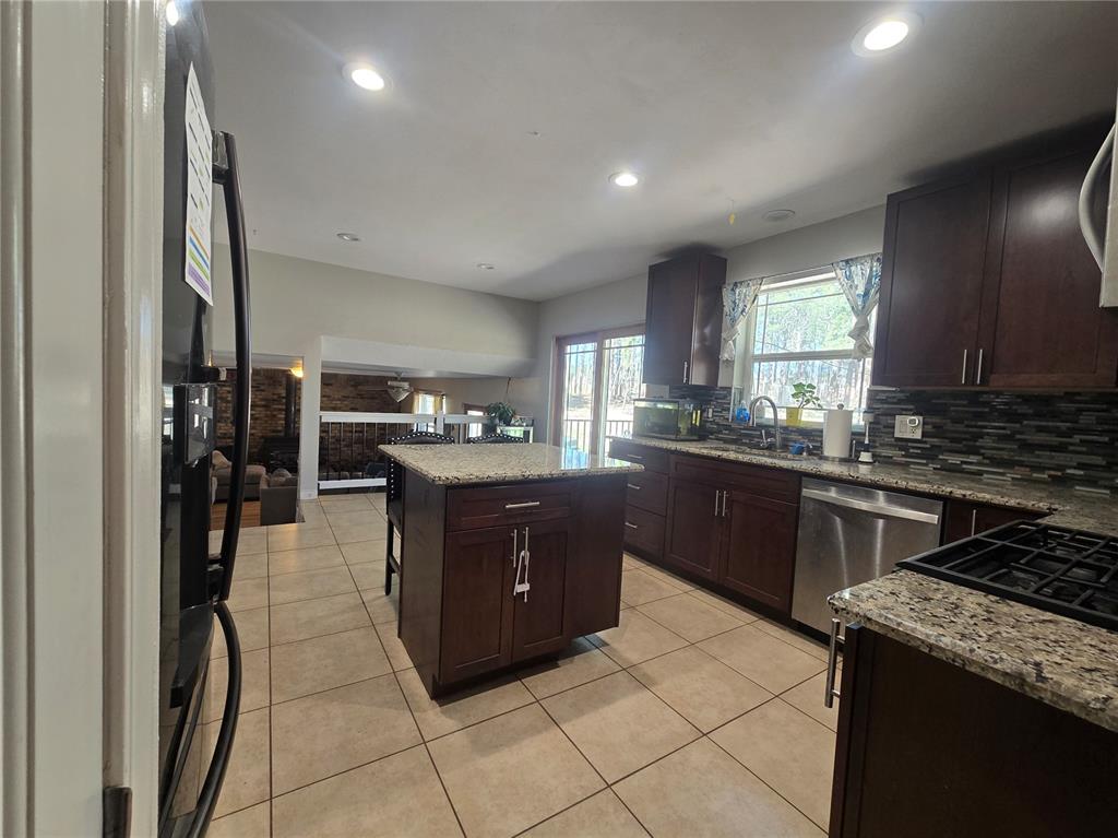 Image 4 of 19: Kitchen