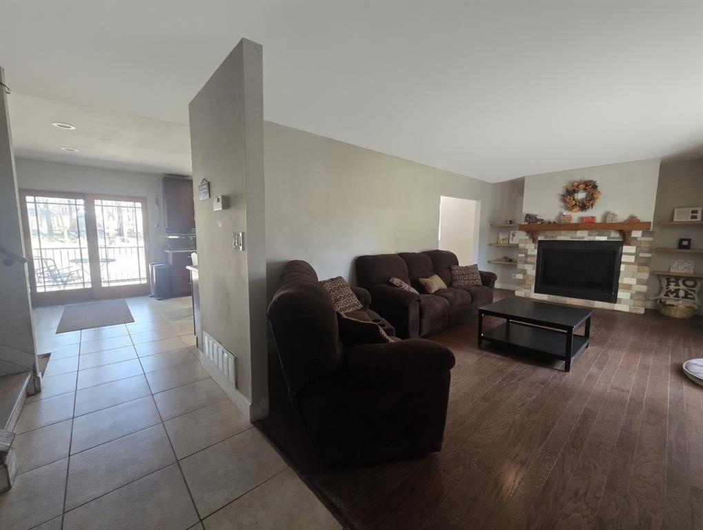 Image 6 of 19: Living Room