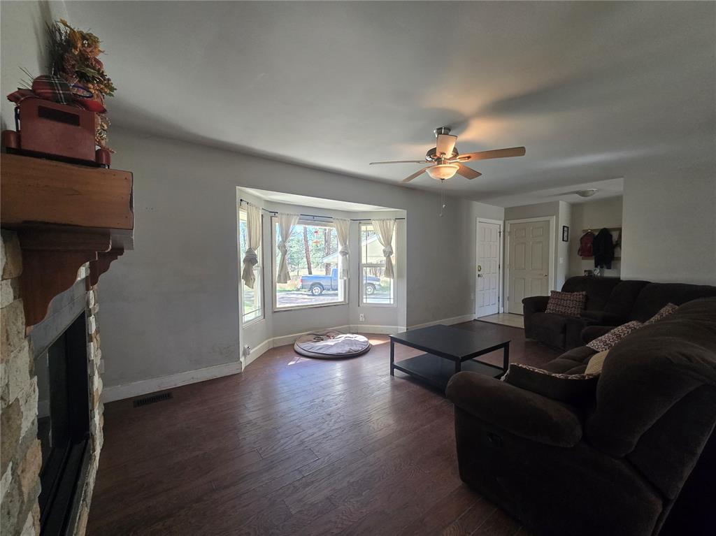 Image 7 of 19: Living Room