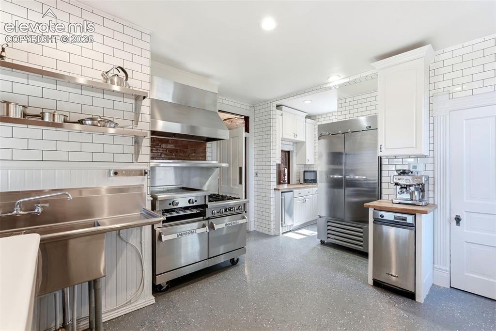 Image 10 of 50: Kitchen
