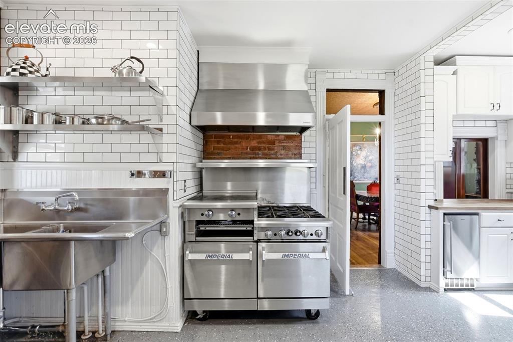 Image 11 of 50: Kitchen