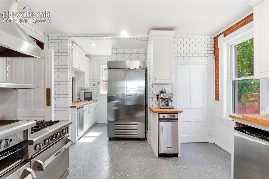 Image 12 of 50: Kitchen