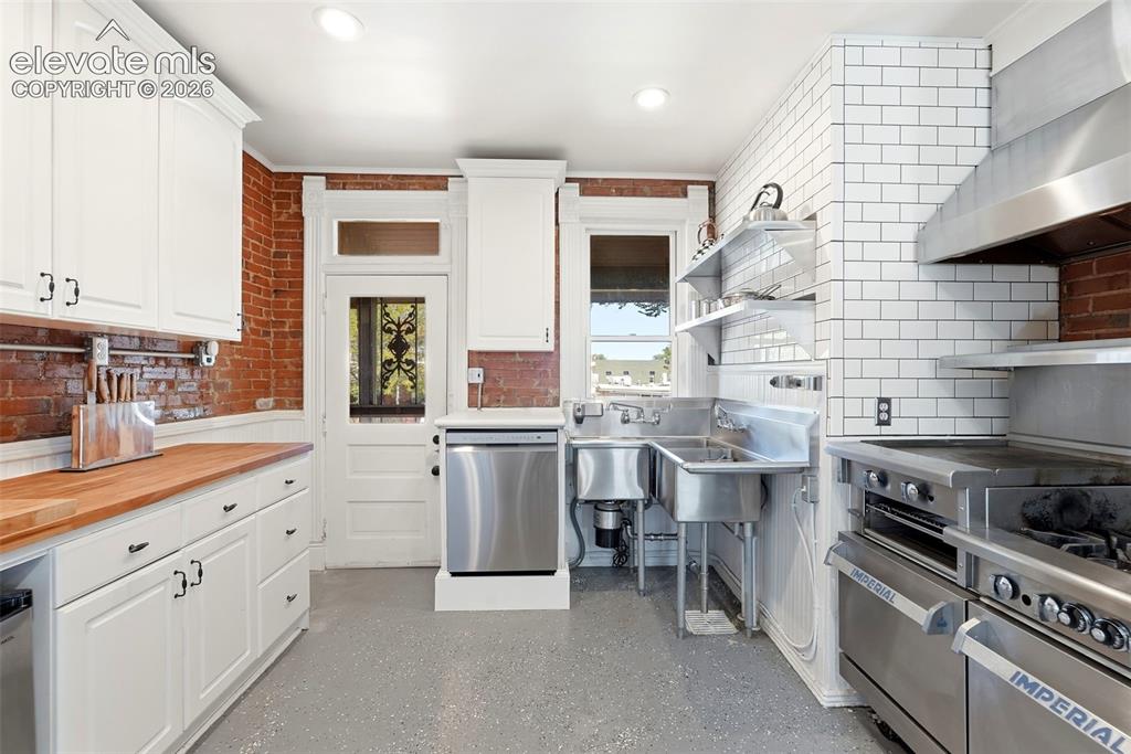 Image 13 of 50: Kitchen