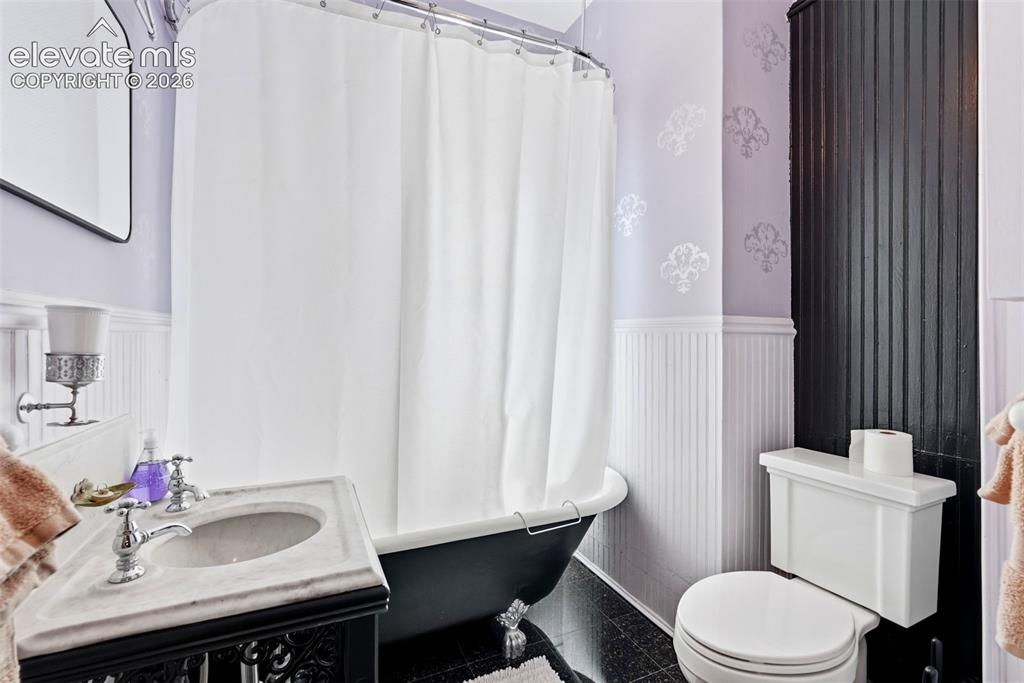Image 18 of 50: Bathroom
