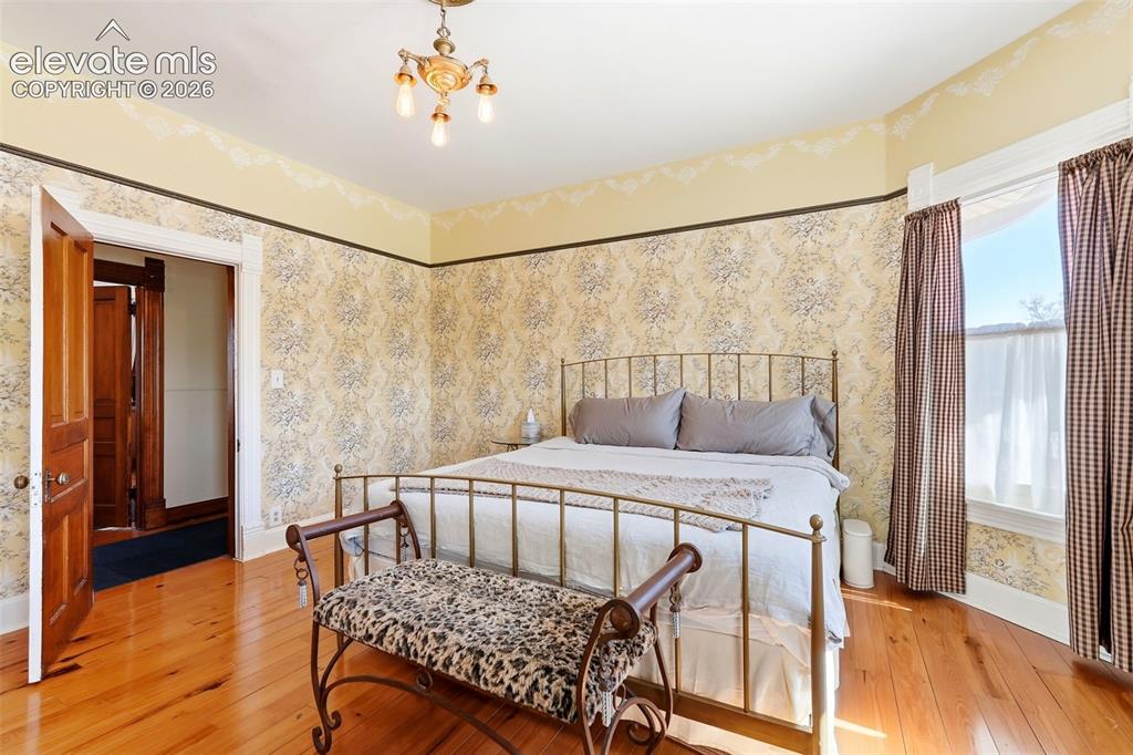 Image 19 of 50: Bedroom