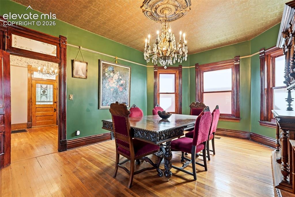 Image 8 of 50: Dining Area