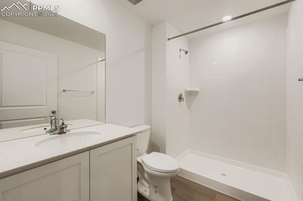 Image 11 of 12: Bathroom