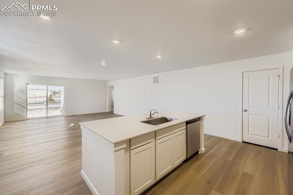 Image 4 of 12: Kitchen