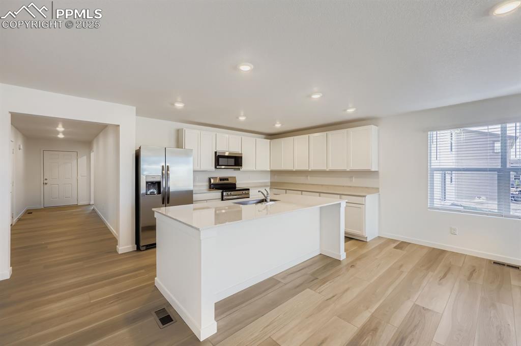 Image 5 of 12: Kitchen