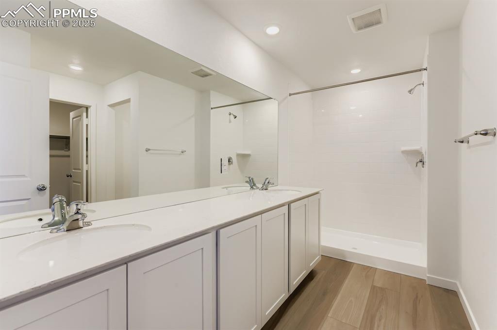 Image 8 of 12: Bathroom