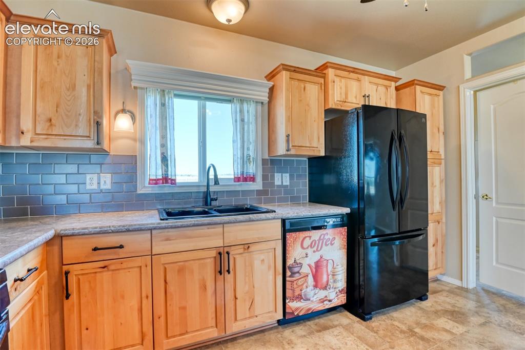 Image 10 of 50: Kitchen