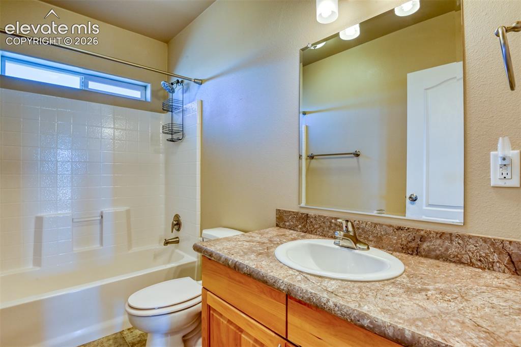 Image 19 of 50: Bathroom